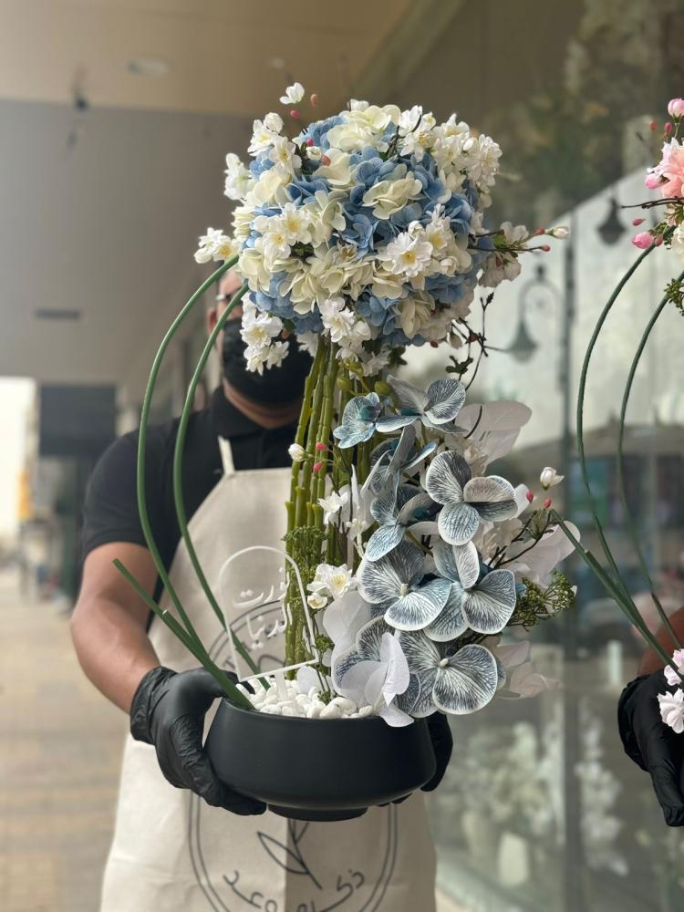 فازة السيراميك مع ورد الاوركيد