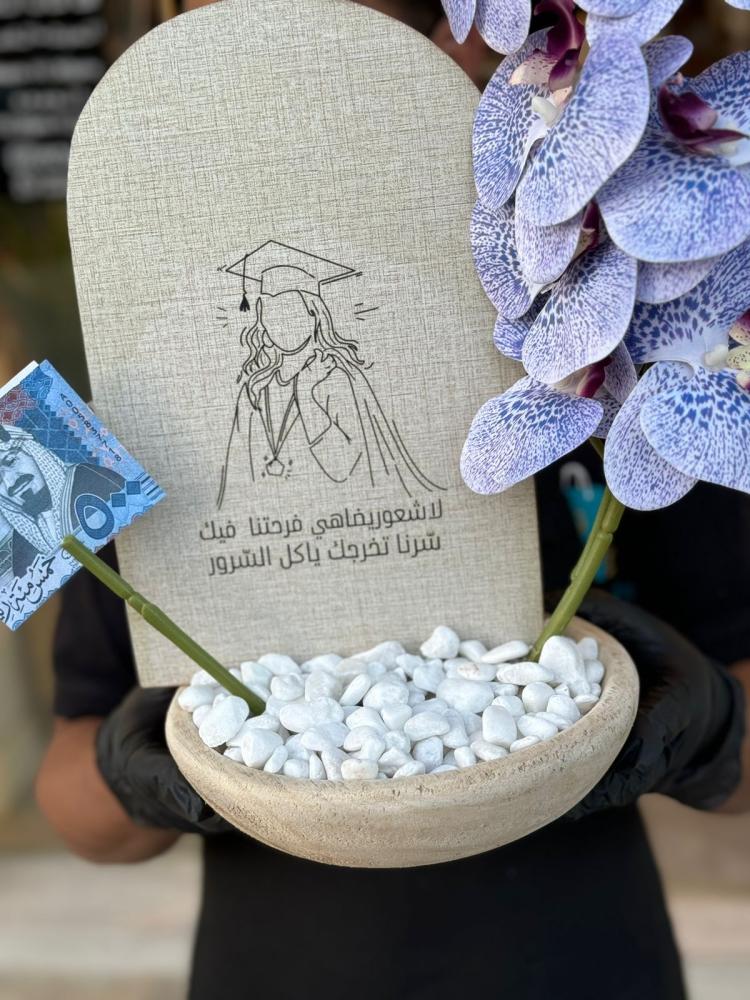 فازة الخشب مع الاوركيد الصناعي