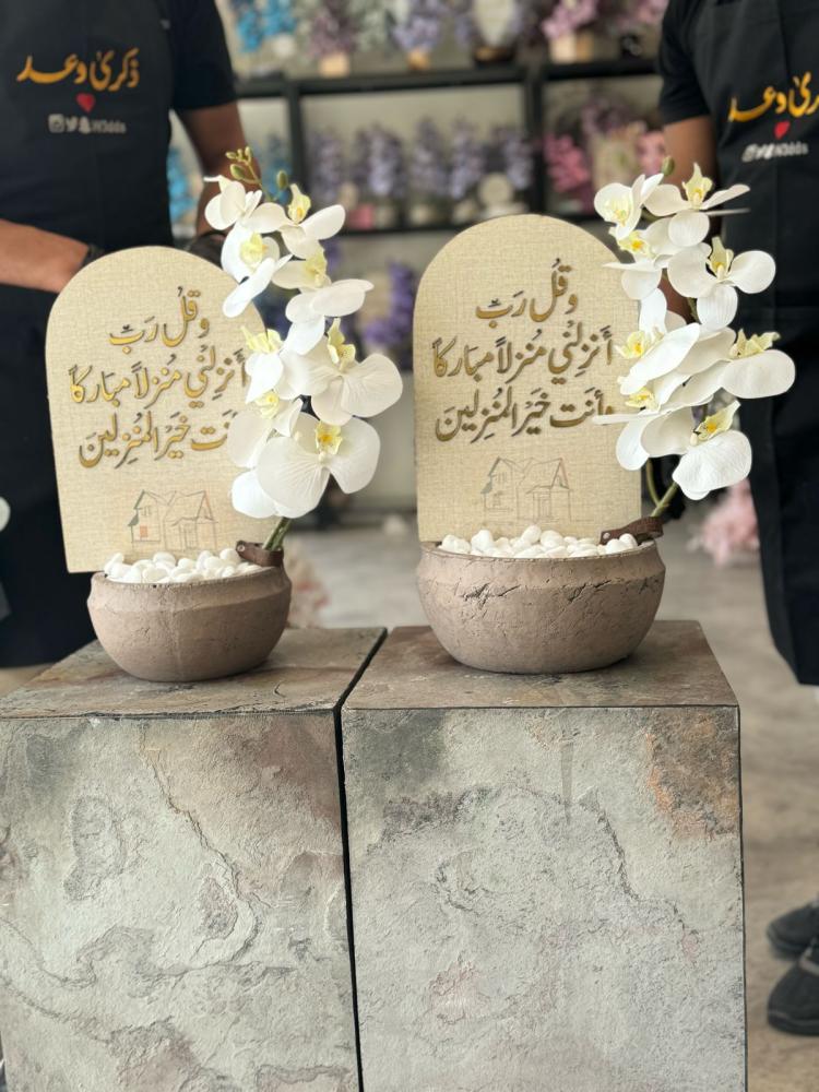فازه اسمنت مع ورد الاوركيد الفاخر