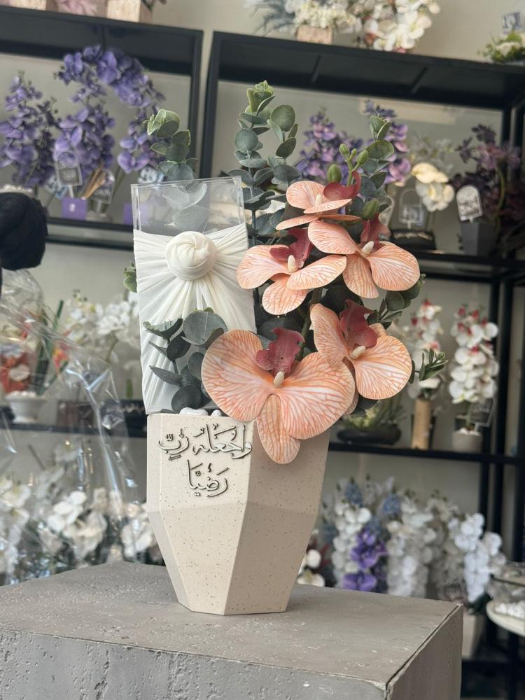 فازة الفايبر مع ورد الاوركيد الفاخر مع حامل المبلغ المالي