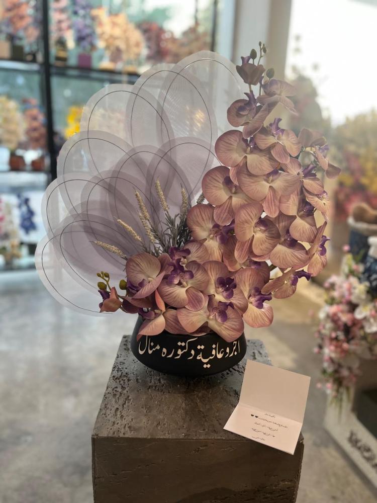 فازة السيراميك مع ورد الاوركيد