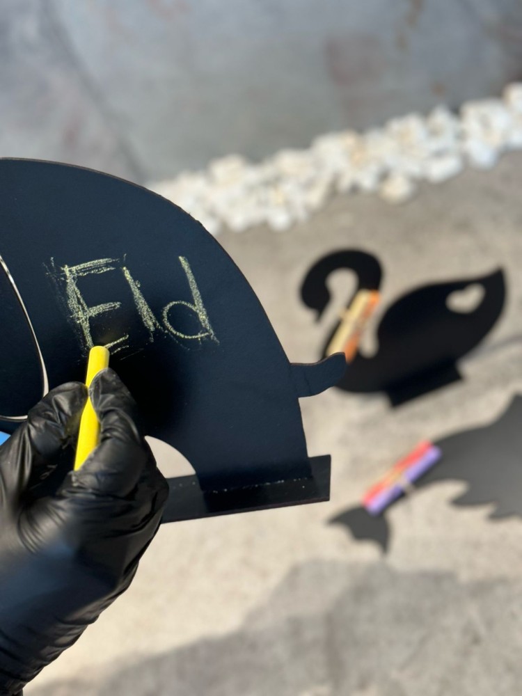 معايدات اطفال عباره عن طباشير ولوح للكتابه