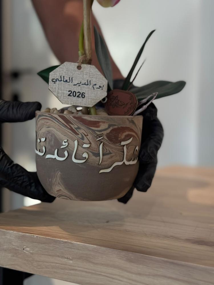 فازة الاسمنت مع ورد الاوركيد الفاخر