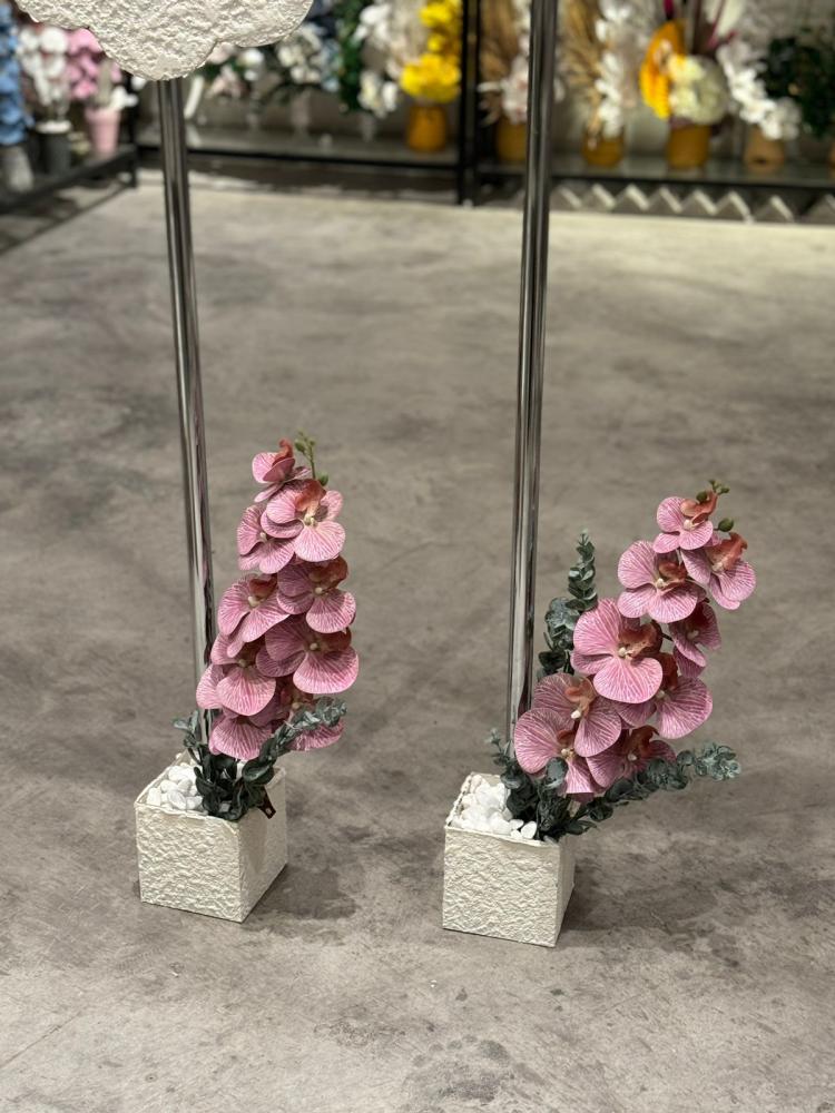 Event stand consisting of a flower vase with the name inscription and a flower vase with a fabric flower