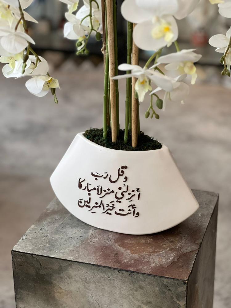 فازة السيراميك مع ورد الاوركيد