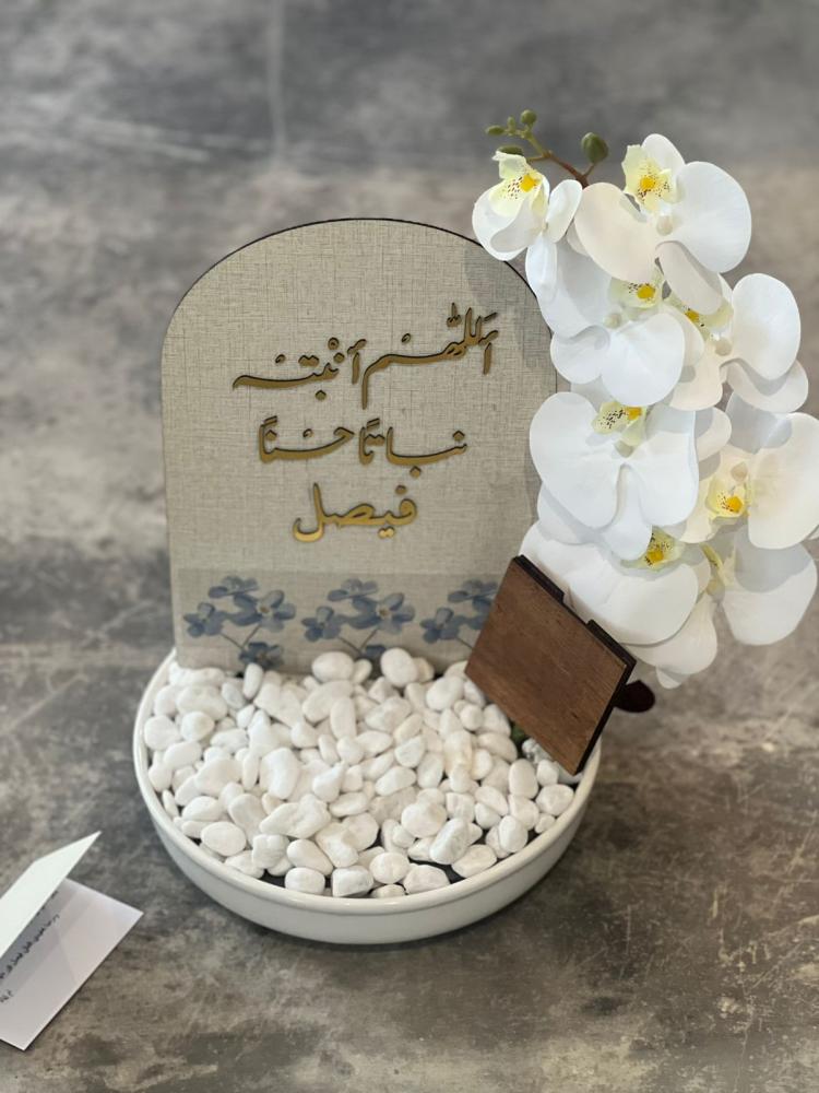 فازة السيراميك مع اللوح الخشبي والاوركيد شامل حامل المبلغ المالي