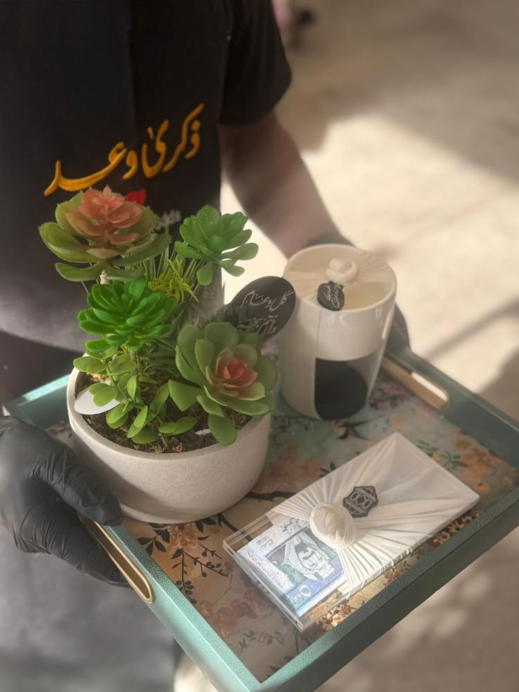 صينية العيد مع زرعة اسمنتية وفواحة بشمع الصويا وظرف معايده