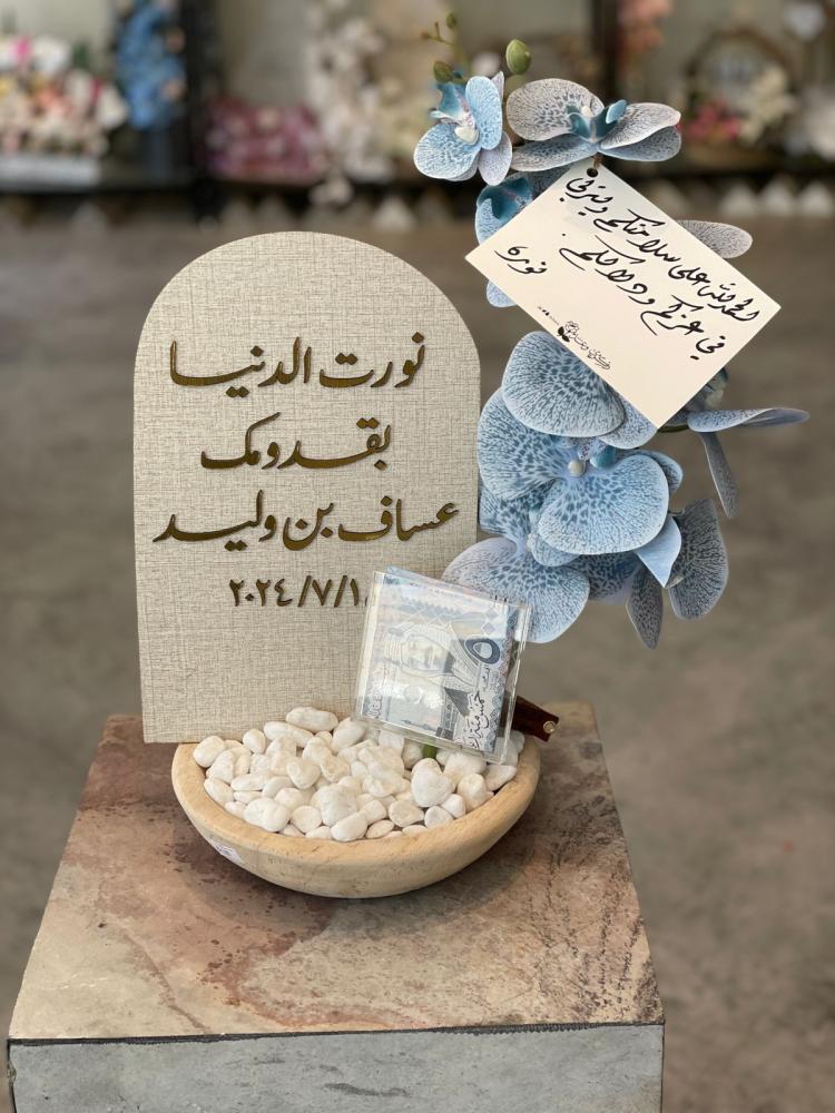 فازة خشب مع ورد الاوركيد الفاخر