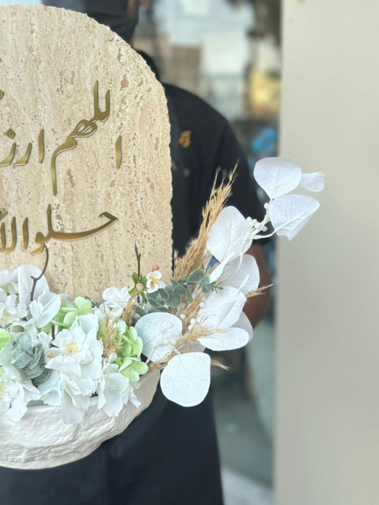 فازة السيراميك مع لوح السراميك والورد الصناعي