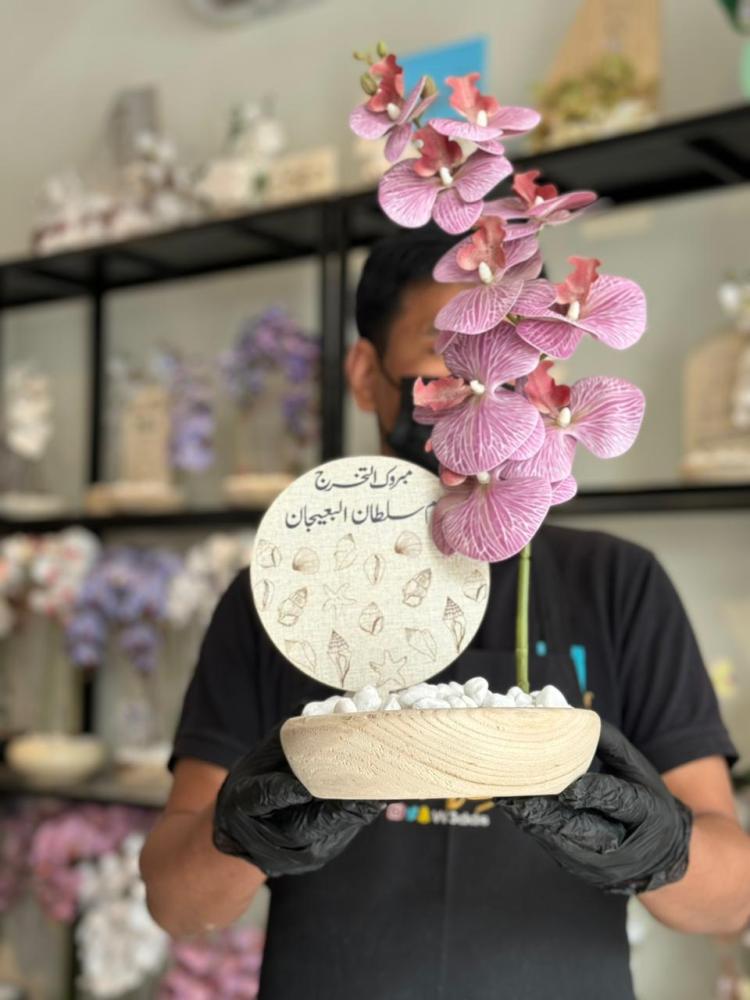 فازة ورد صناعي قاعدة خشب طبيعي