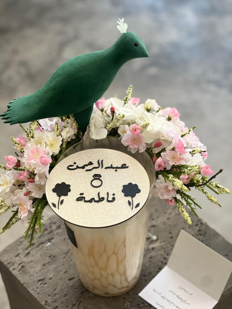 شمعة ذكرى وعد مع الورد الصناعي