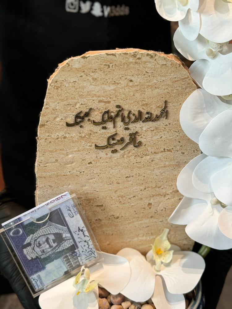 فازة زجاجية مع ورد الاوركيد والسيراميك