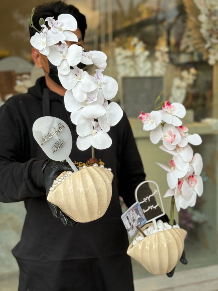 Artificial flower vase