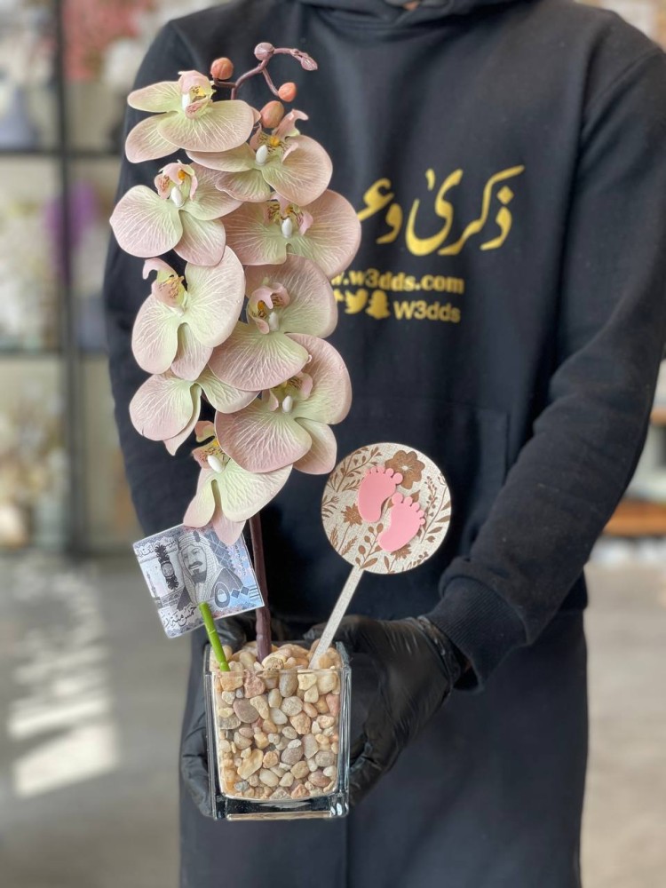 فازه زجاج مع ورد الاوركيد الفاخر