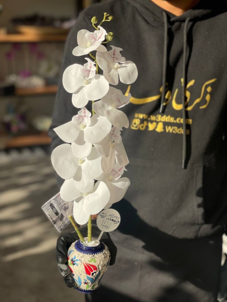 فازة رسم يدوي مع ورد الاوركيد الفاخر