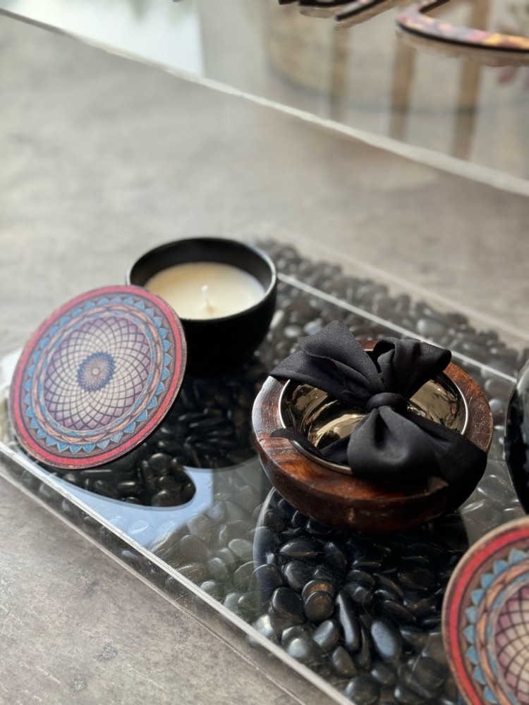 معايدة عباره عن فواحه ومبخرة الخشب وبخور كمبودي فاخر
