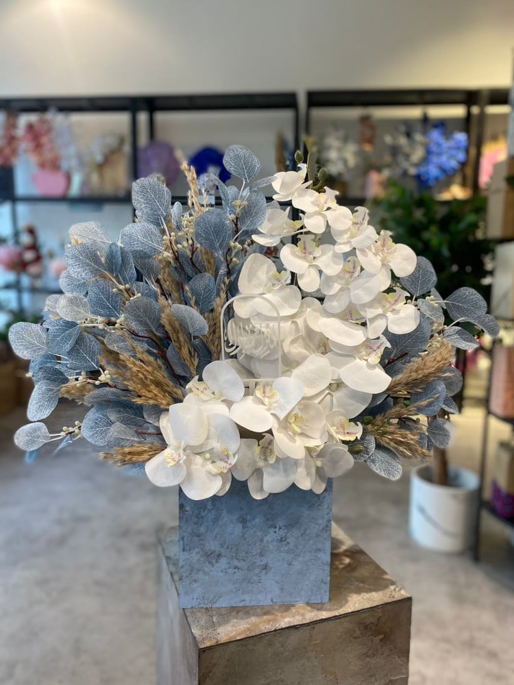 Artificial rose vase