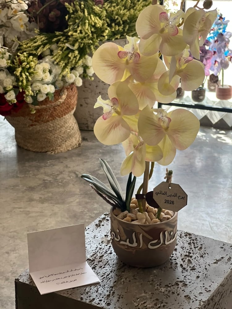 فازة الاسمنت مع ورد الاوركيد