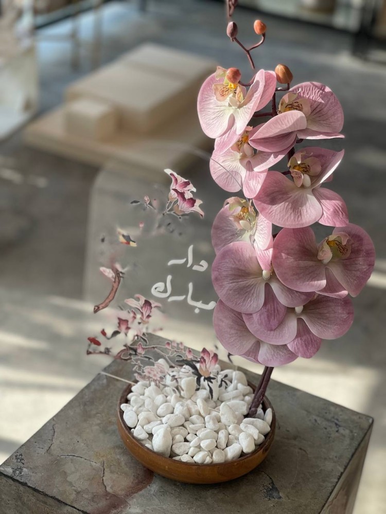فازه خشب مع ورد الاوركيد الفاخر