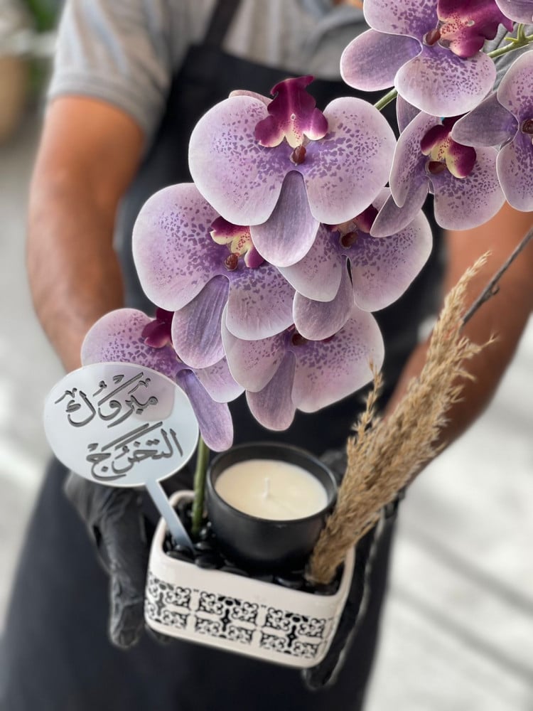 فازة سيراميك مع شمعه الافندر و ورد الاوركيد