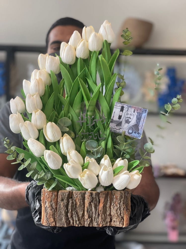 فازة الخشب مع التوليب