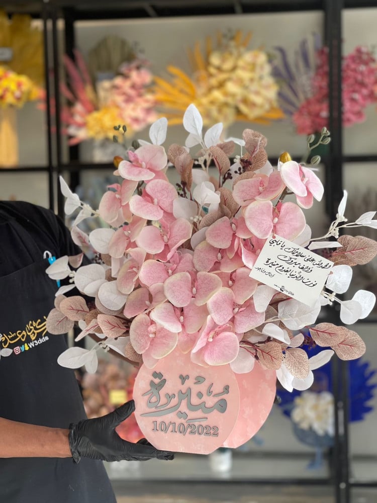 فازة اوركيد مع أوراق الشجر