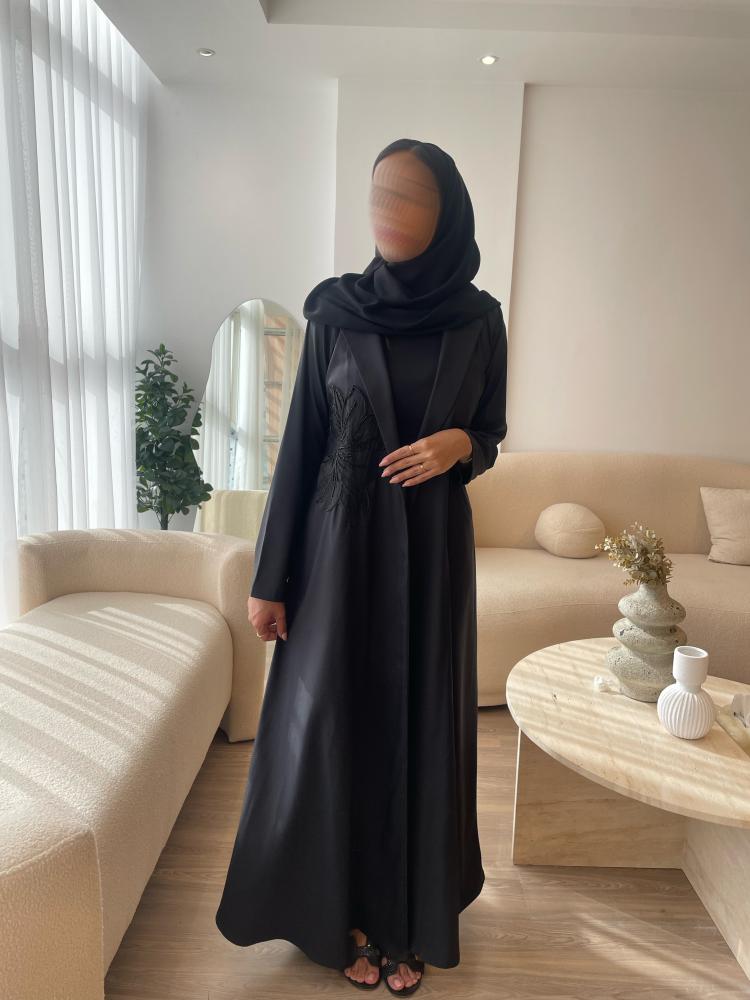 عباية سوداء مع تطريز ورد من الأمام والخلف