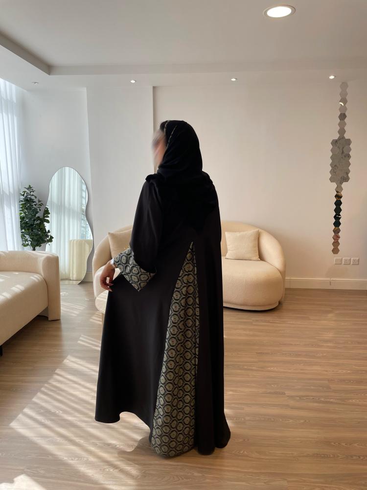 عباية كريب مع كسرة من الخلف