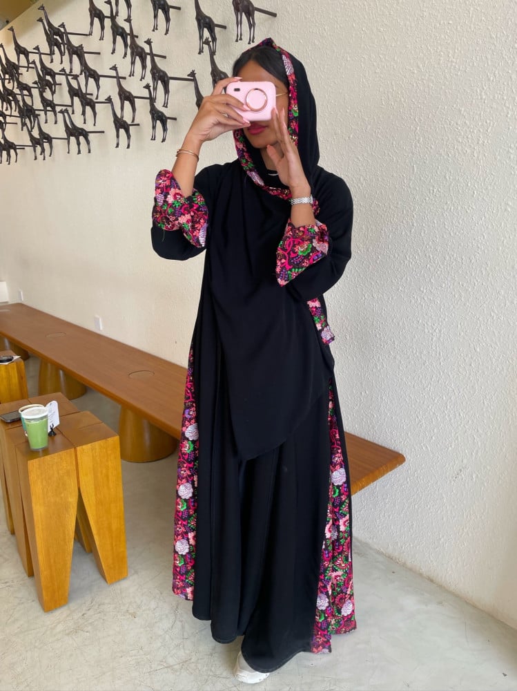 عبايه سودا مع كسرات ورود مطرزة