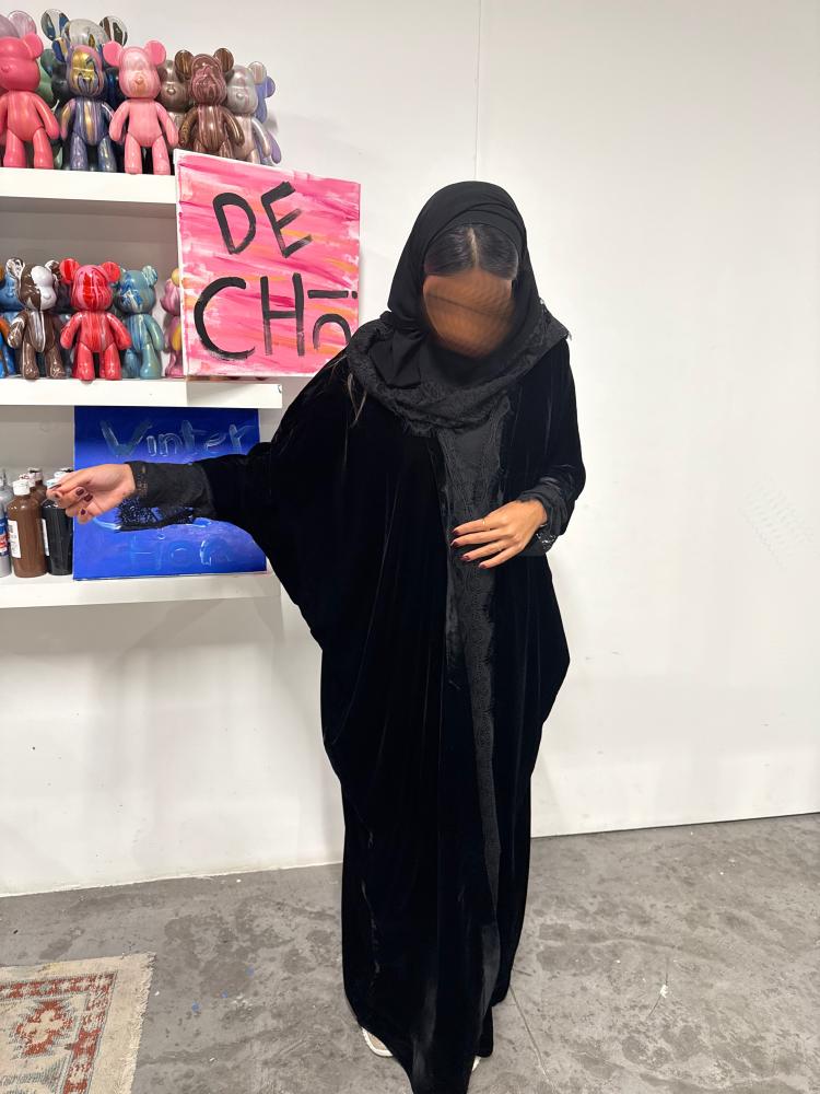عباية مع تحديد واكمام دانتيل