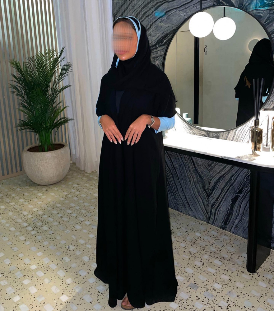 عبايه سودا مع كم سماوي