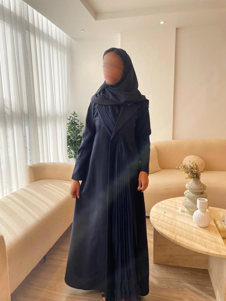 عباية مع قطعه عالكتف مكسر