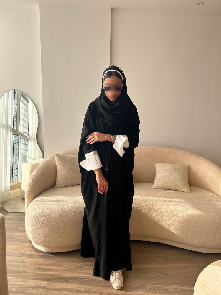 عبايه اسود مع كم ابيض