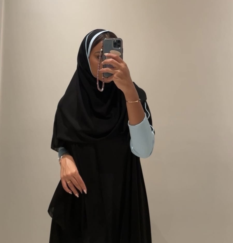 عبايه سودا مع كم سماوي