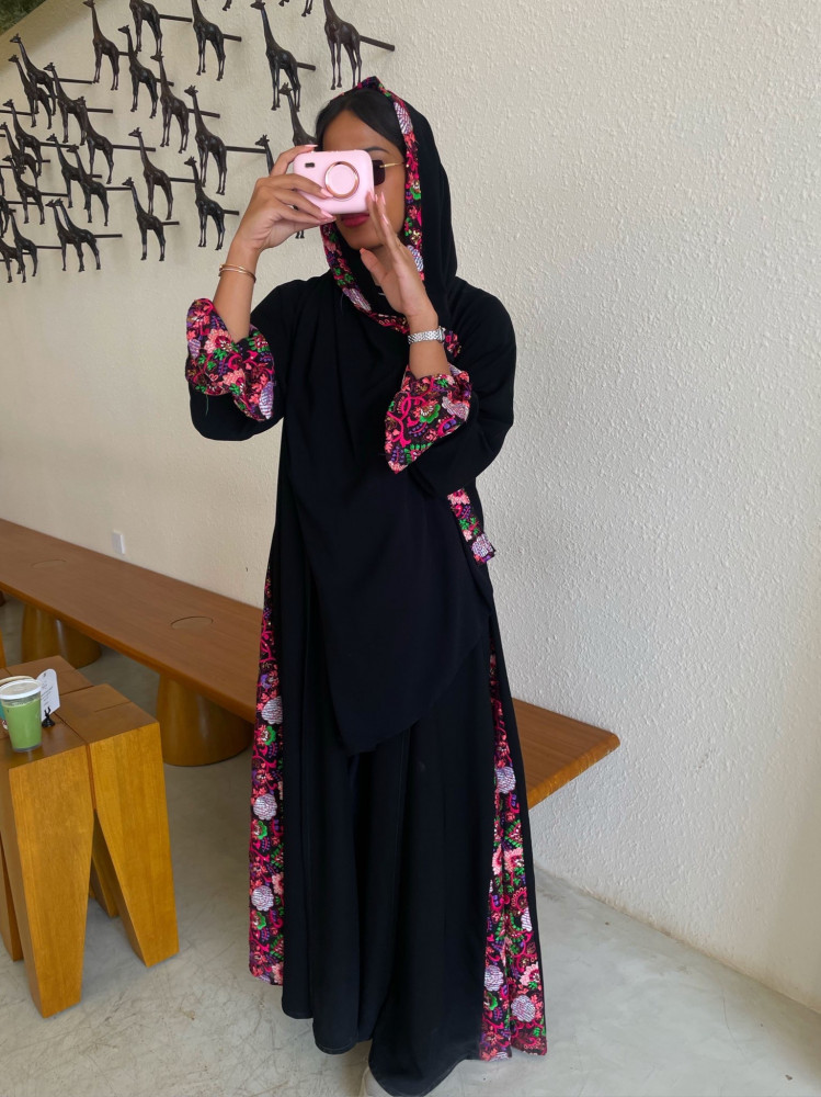عبايه سودا مع كسرات ورود مطرزة