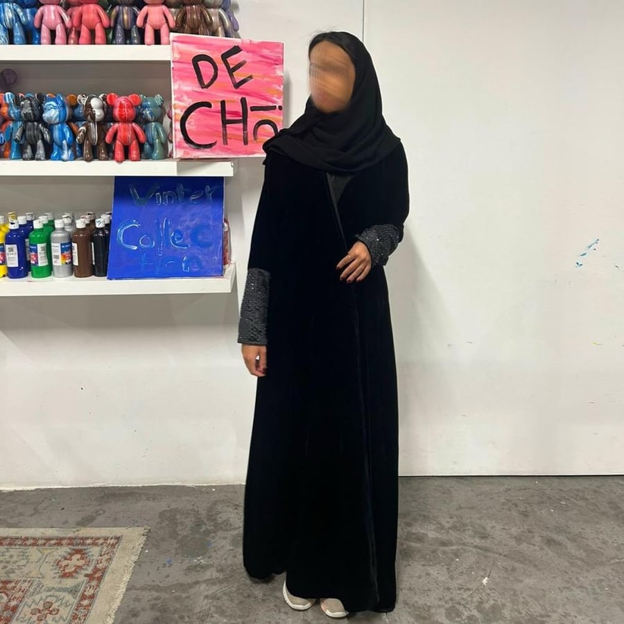 عباية سودا كلوش مع كم لمعه