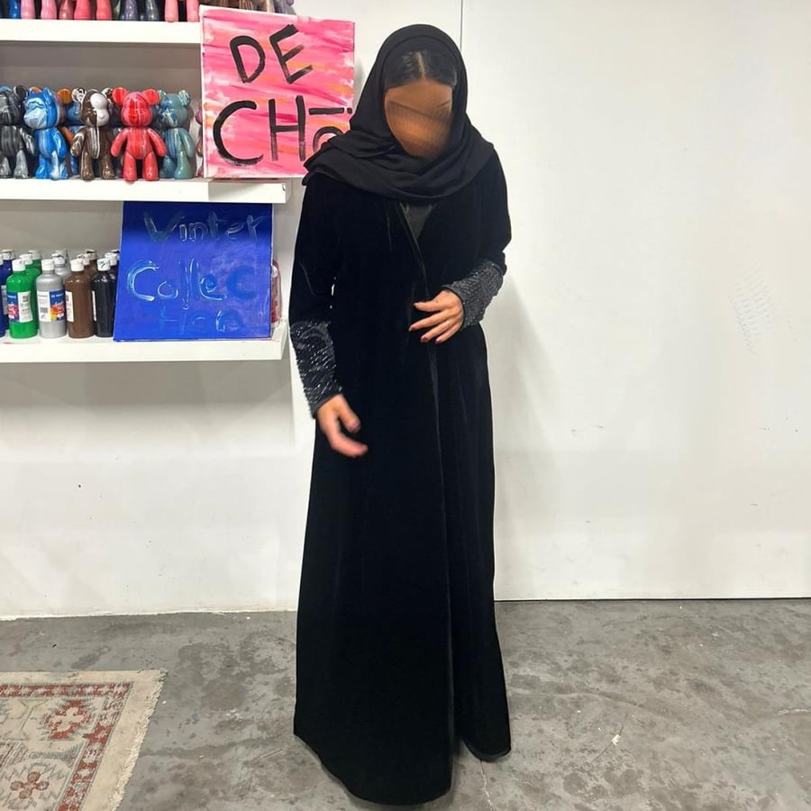 عباية سودا كلوش مع كم لمعه