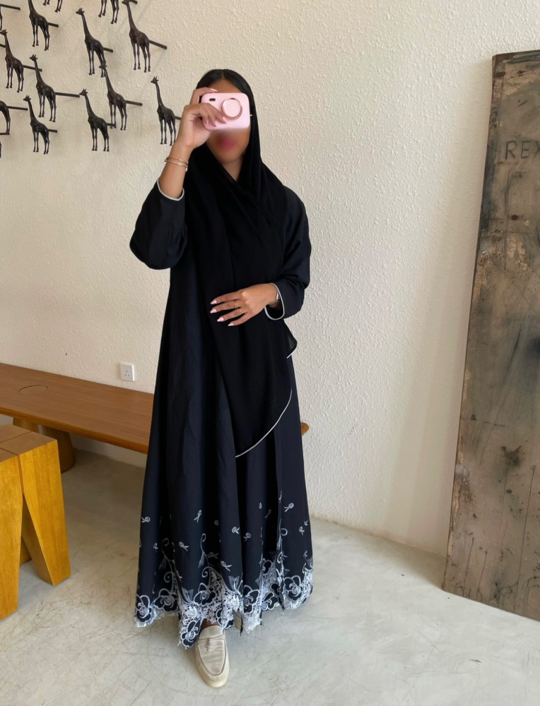 عبايه سودا مع تطريز