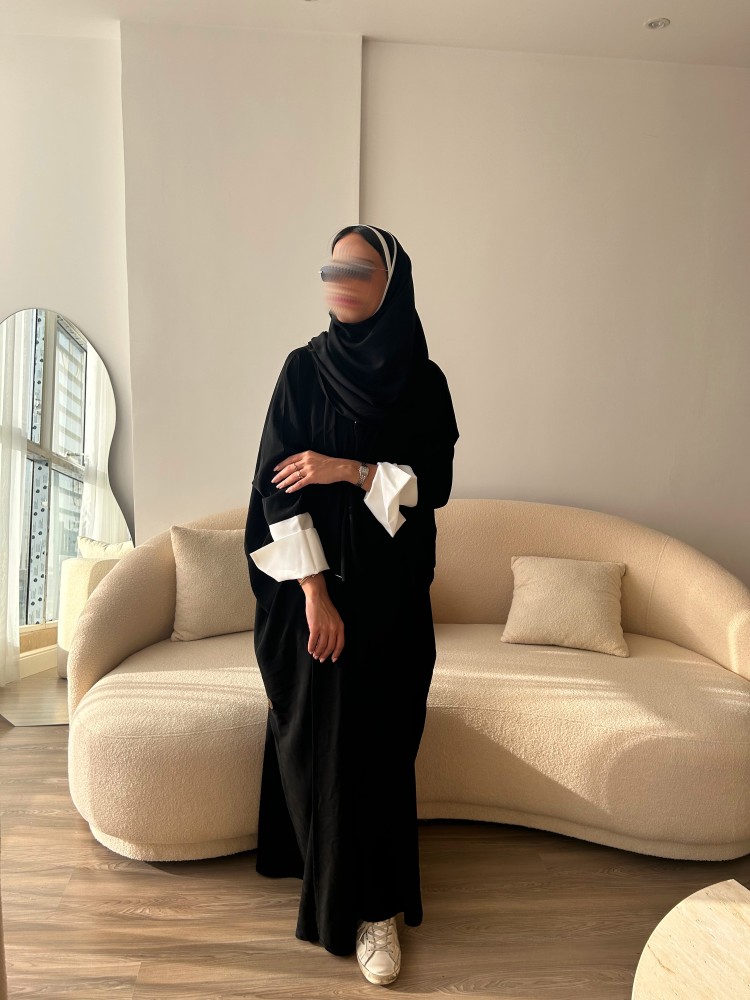 عبايه اسود مع كم ابيض