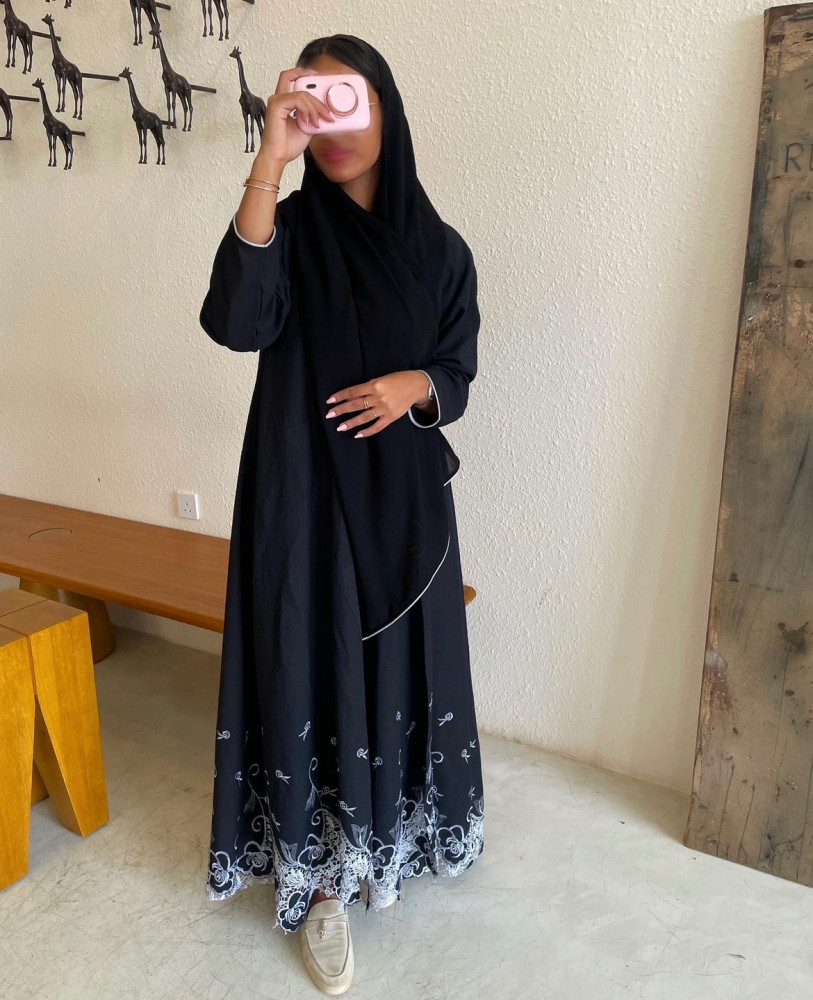 عبايه سودا مع تطريز