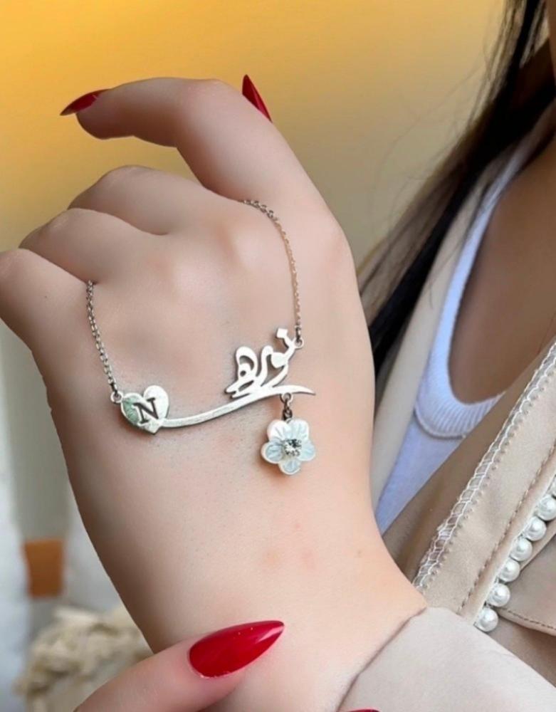 سلسال بالاسم مع حرف مطلي بالذهب ووردة أنيقة