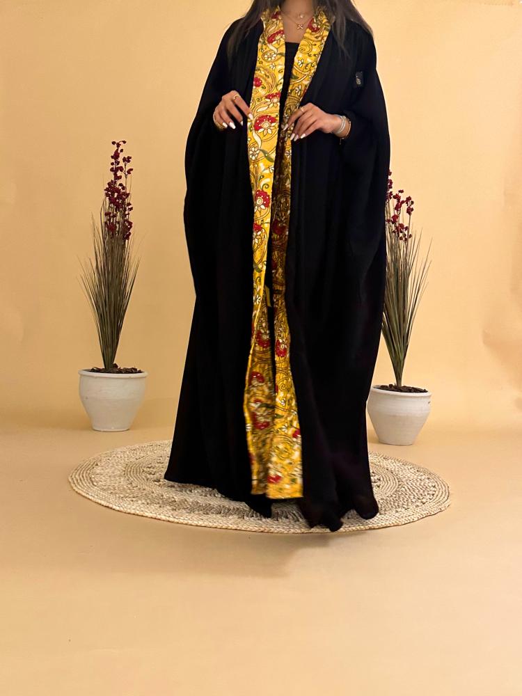 عبايـة بشت بكلفـةصفراء