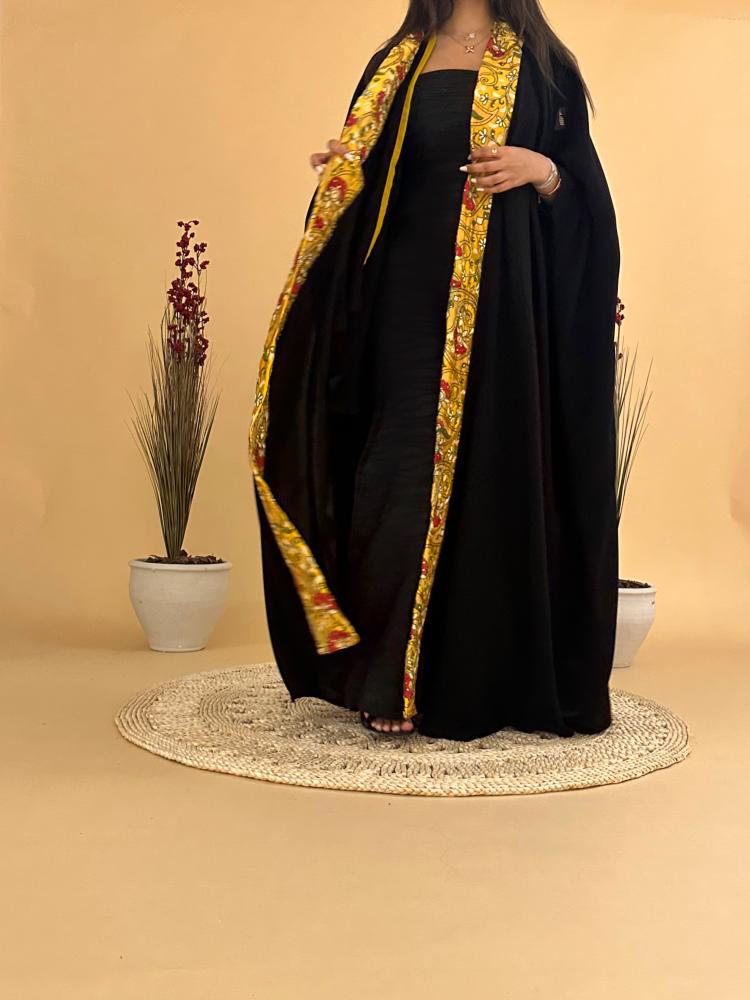 عبايـة بشت بكلفـةصفراء