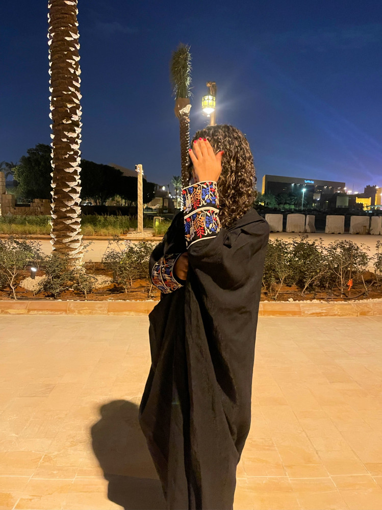 عبايـة بكلفـة