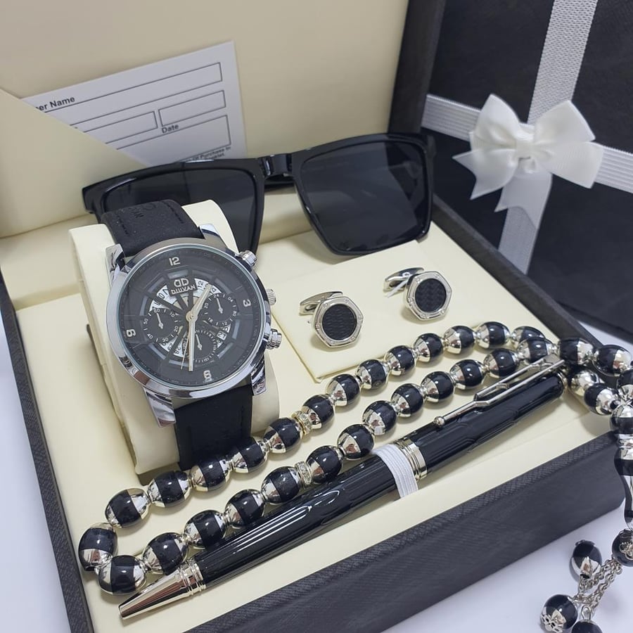 طقم رجالي ماركه اصلي بضمان سنه