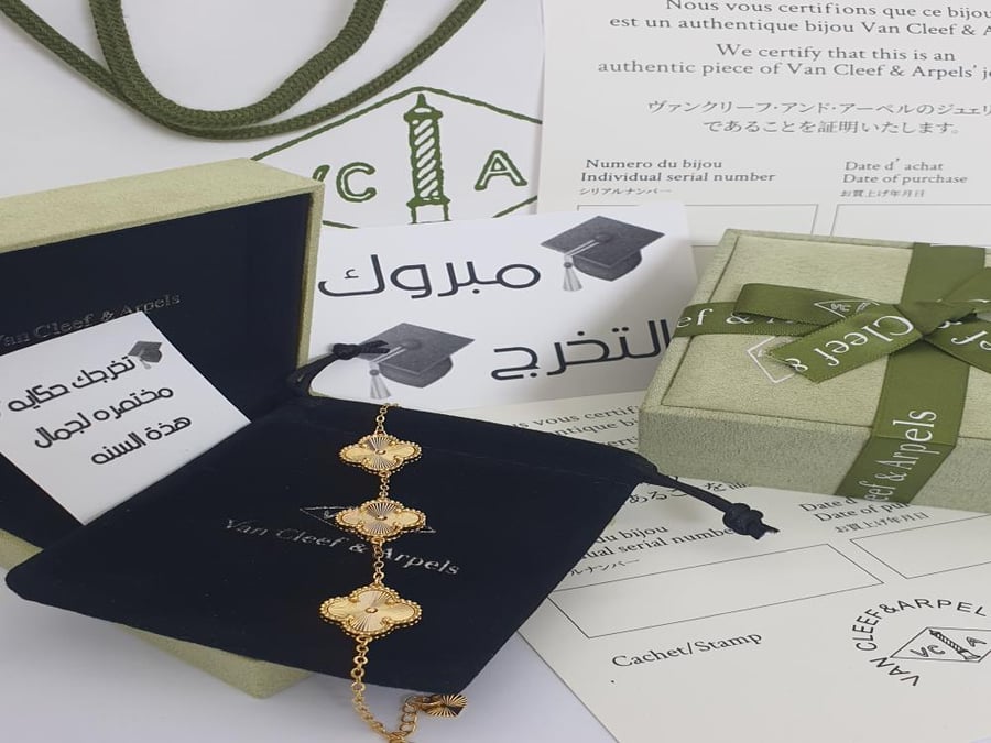 اسوره ماركه بملحقات لتخرج