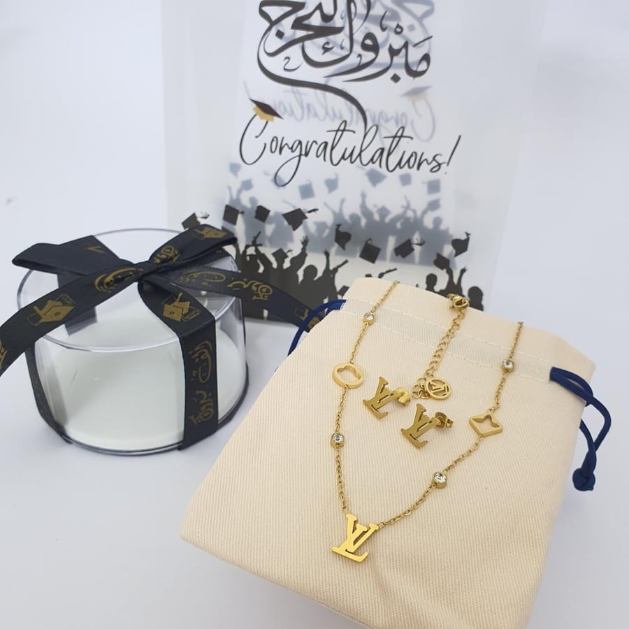 سلسال مع حلق ماركه  بكيس وعلبه التخرج