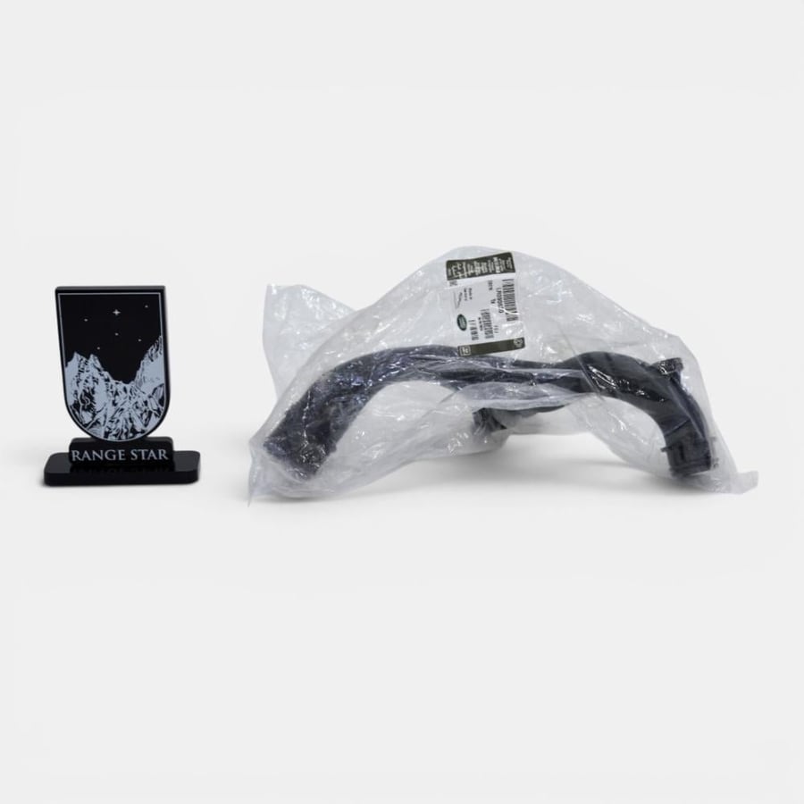 كوع ماء سوبر تشارج علوي LR090630 AJ813917 فوج 2013-2021 + سبورت 2014-2022 + فيلار 2018-2020 + ديسكفري 4 2010-2016 + ديسكفري 5 2017-2020 + ديفيندر 2022-2023 اكس جي 2010-2019 + اكس اف 2009-2020 + اكس اي 2015-2020 + اف تايب 2014-2020