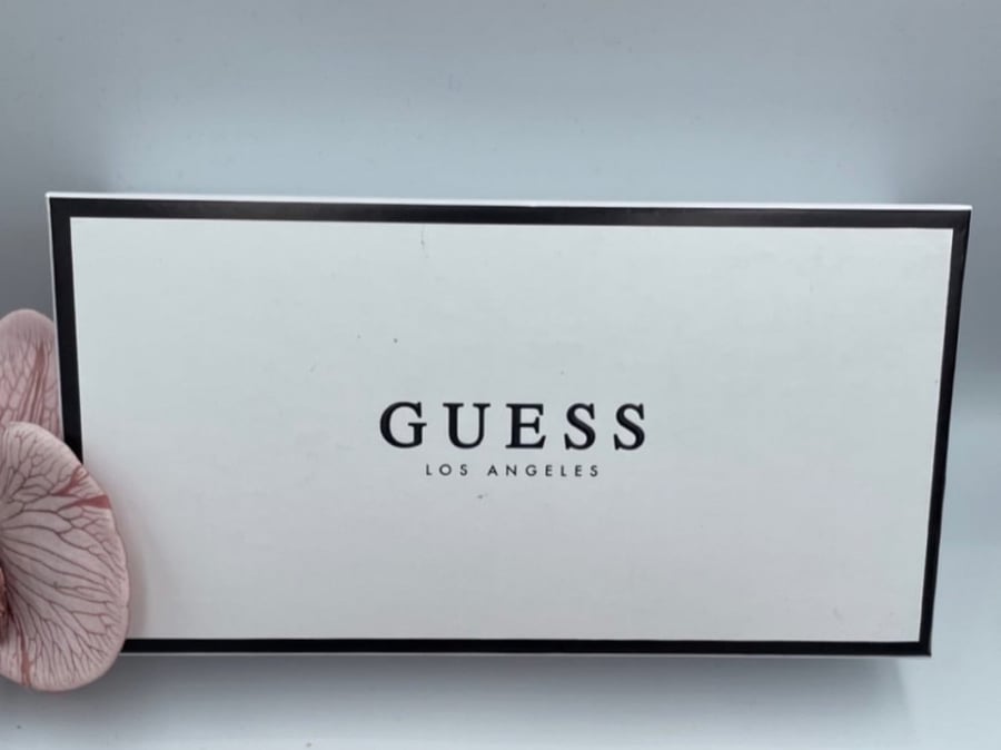 بوكس ماركه guess صغير / لايباع لوحده