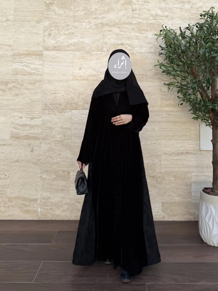 عباية مخمل اسود كوري مع كسرات